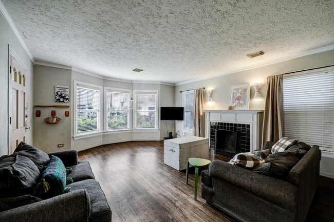 Building Photo - 610 Oakley St