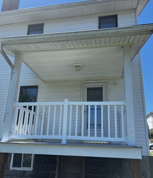 parte trasera de la casa - 1111 Ridge Ave