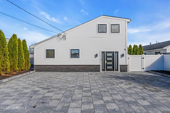 Foto del edificio - 320 Silver Lagoon Dr