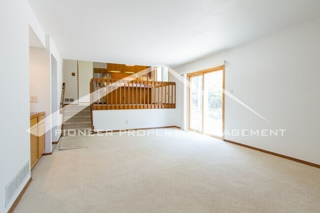 Building Photo - Spacious 4 Bedroom Home in Green Mountain ...