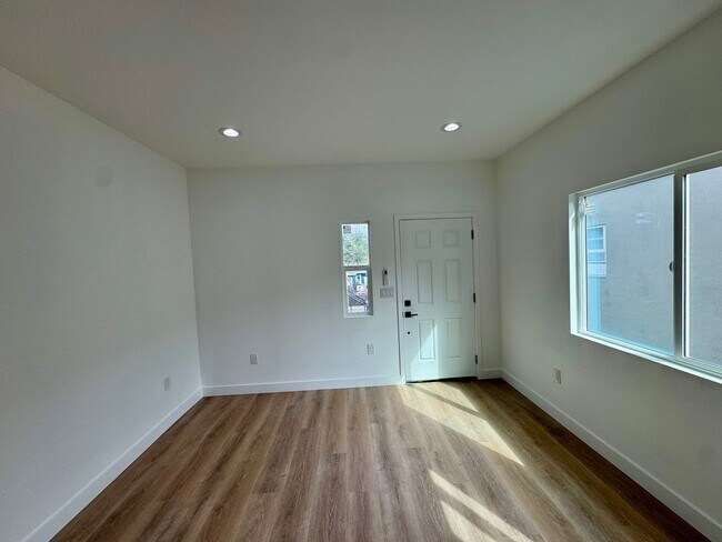 Foto del edificio - Large New Construction 1 bed 1 Bath Apartment for Rent In Long Beach!