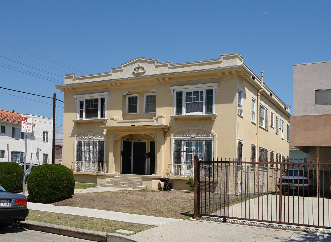 Building Photo - 556 N Serrano Ave