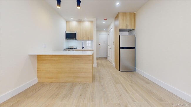 Building Photo - 63-52 Saunders Street Unit 2B