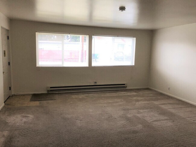 Building Photo - Charming Corner Lot Home with Big Yard! Pe...