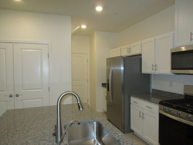 Building Photo - 420 Canary Song Dr