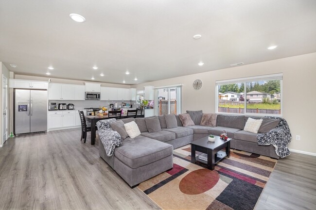 Building Photo - Charming 4-Bed | 2.5-Bath Home in Sultan $3,100 – Available August!
