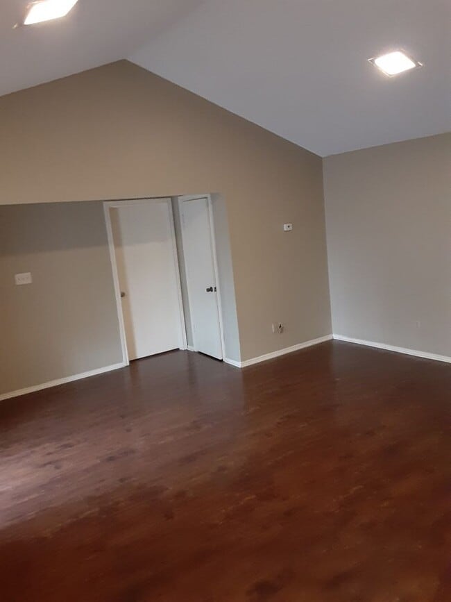 Building Photo - Ready to move in.....