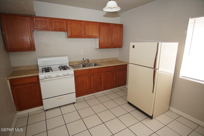 Building Photo - 422 Val Verde St