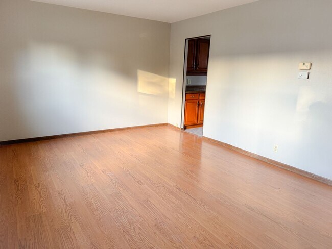Building Photo - Nice 3 bedroom, 1 bathroom Condo