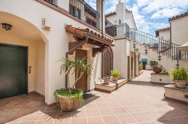 Building Photo - Downtown Luxury 1 BDRM w/ One Car Garage!