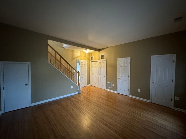 Foto del edificio - Spacious 3 Bed 3 Bath End-Unit Townhome Wi...