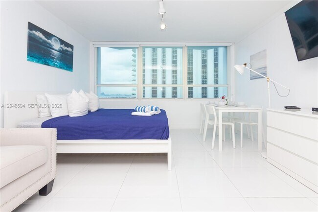 Foto del edificio - 5445 Collins Ave