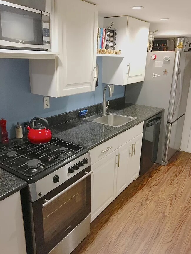 Building Photo - 112 Pinckney St