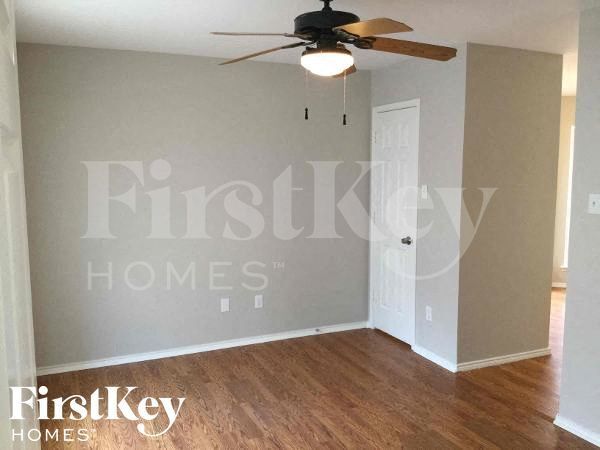 Foto del edificio - 2211 Elm Falls Pl