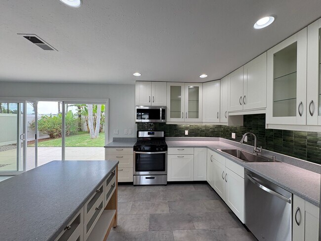 Building Photo - Welcome to this stunning 3-bedroom, 2-bath...