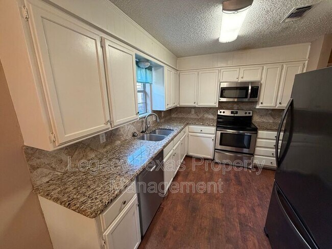 Building Photo - 513 Willow Cir W