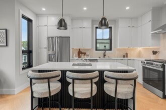 Building Photo - 106 Moore St