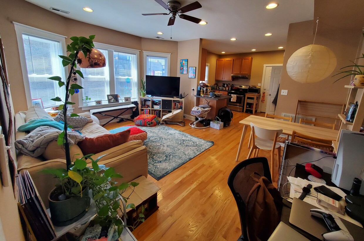 Foto principal - East Albany Park – Updated 1-Bedroom Apt –...