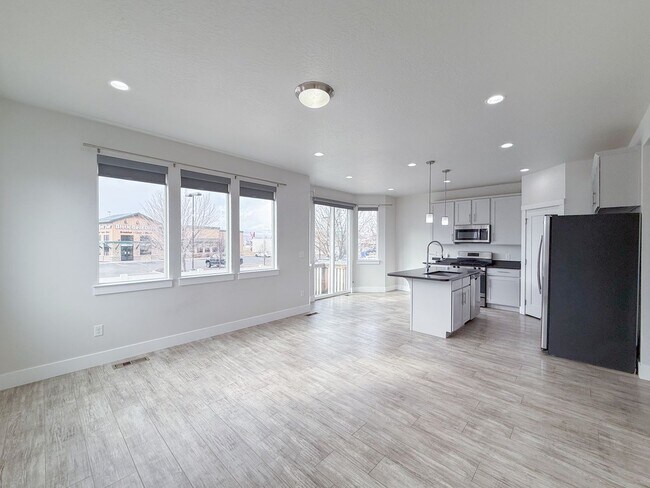 Building Photo - 3 Bed 3 Bath - Townhouse