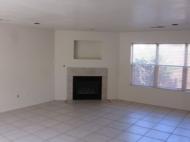 Foto del edificio - Nice townhome conviently located in NE off...