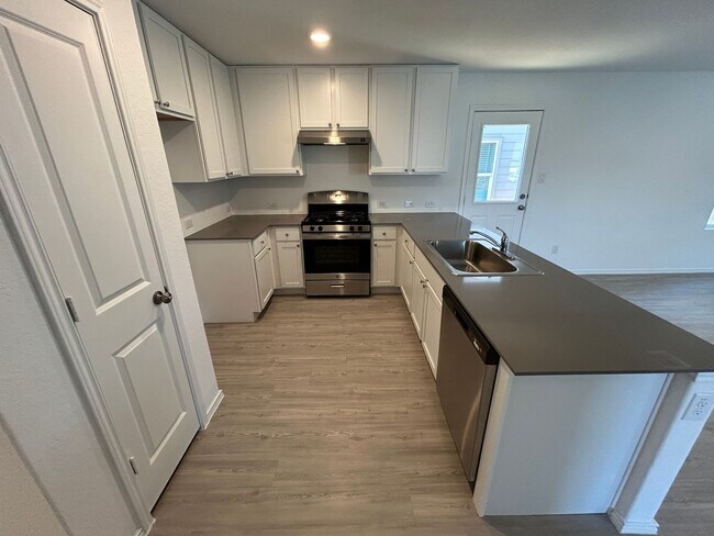Building Photo - AVAILABLE NOW! 3 Bedroom / 2 Bath Home Nea...