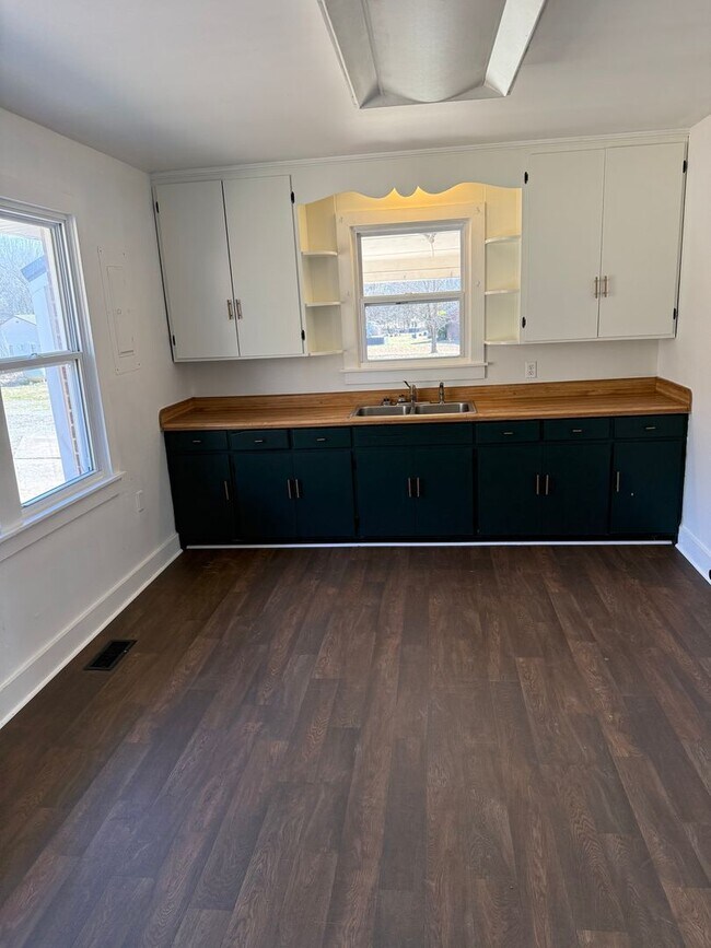 Building Photo - 3 Bed/2 Bath House with LARGE Front and Back Yard