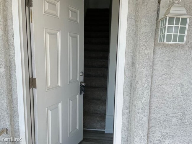 Building Photo - 2 br, 1 bath Townhome - 609 W 8th St