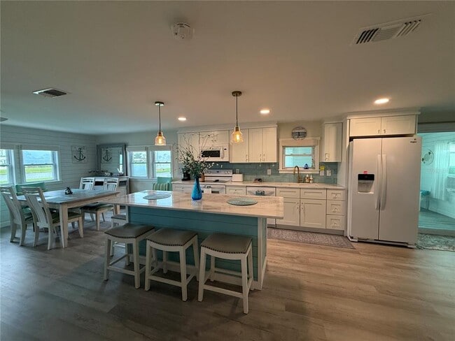 Building Photo - 637 Los Altos