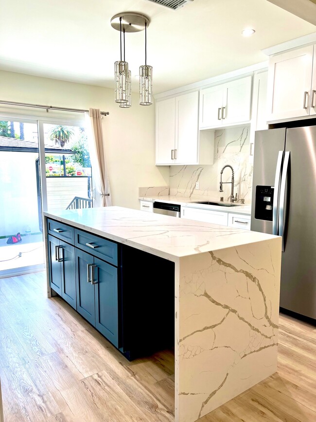 Brand New Kitchen with Quartz counters - 4205 Lincoln Ave