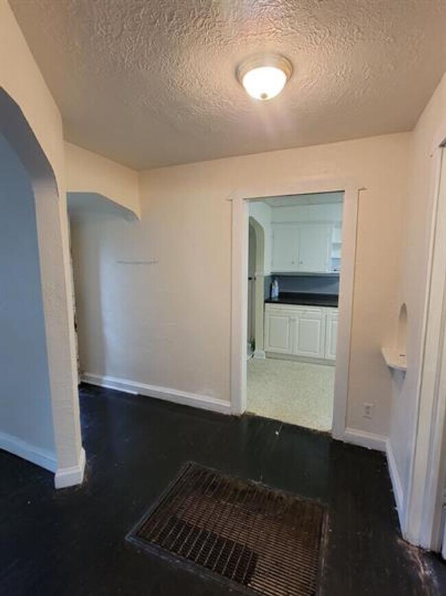 Foto del edificio - Spacious one bedroom detached apartment