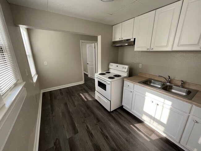 Building Photo - Renovated Three Bedroom One Bath Coming Av...