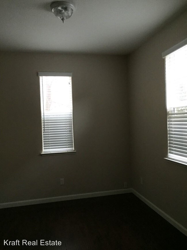 Building Photo - 10 Villa Gardens Ct