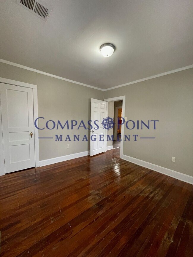 Foto del edificio - COME RELAX IN YOUR NEW HOME! -First Month's Rent Free!