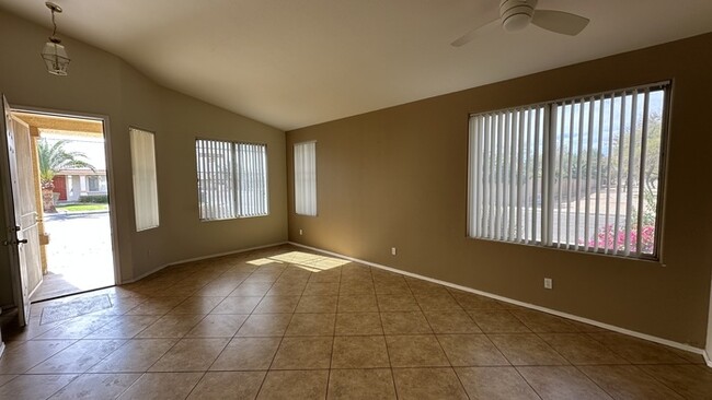 Foto del edificio - Chandler 4 Bedroom Home With Garage