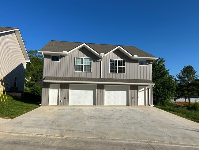 Building Photo - 252 Keswick Dr