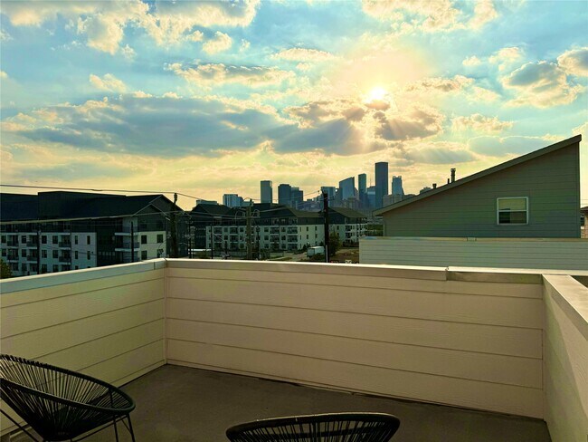 Foto del edificio - 2717 Clinton Dr