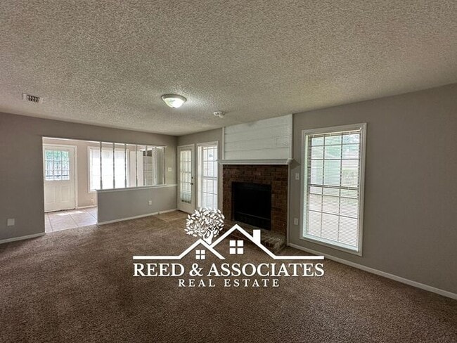 Building Photo - 3 Bedroom in Hickory Ridge - South Riverdale