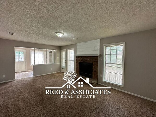 Foto del edificio - 3 Bedroom in Hickory Ridge - South Riverdale