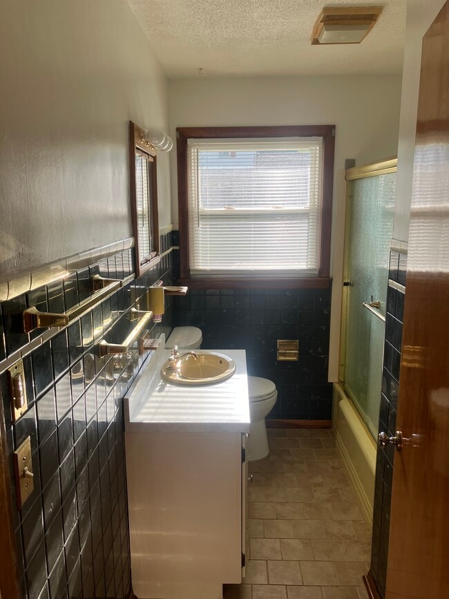 Upstairs bathroom - 1148 Miami St