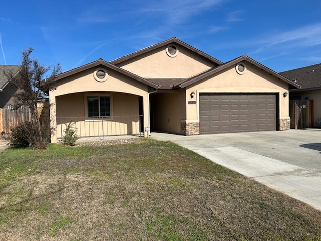 Foto principal - 4 bedroom/2 bath in Northeast Visalia