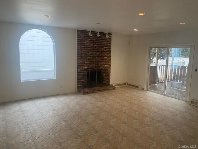 Foto del edificio - 723 Hungry Harbor Rd