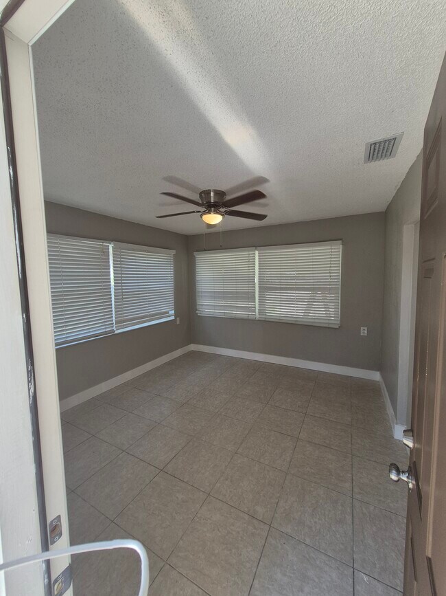 Building Photo - 5311 Luna Vista Dr