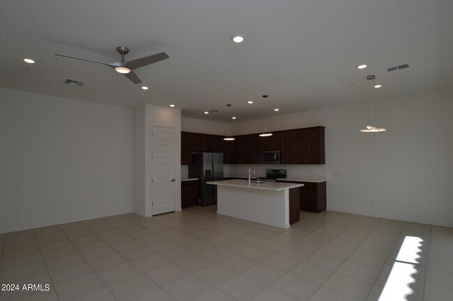 Foto del edificio - 261 E Raleigh Dr