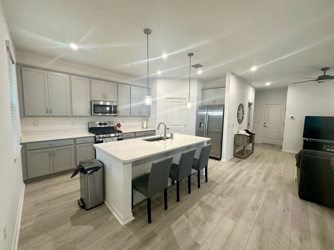Foto del edificio - Looking for clean and responsible roommate
