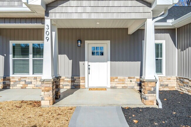 Building Photo - 309 Country Ln