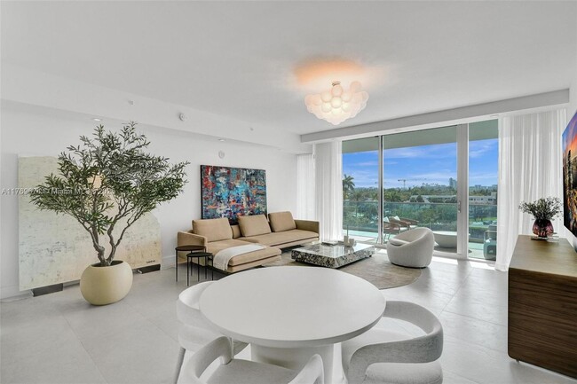 Foto del edificio - 10201 Collins Ave