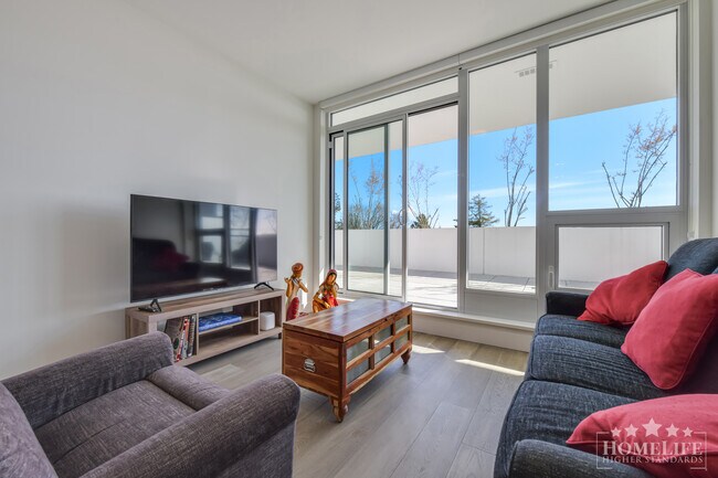 Photo du bâtiment - Luxurious 2 Bed 2 Bath Brand New Condo in White Rock at Monaco