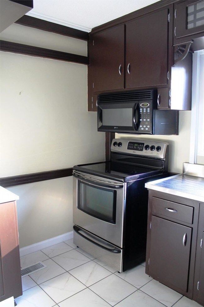Building Photo - 306 East Fernhill Ln