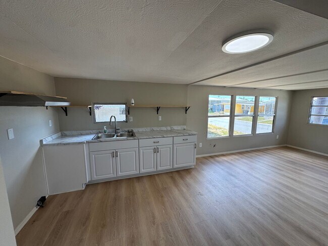 Building Photo - 3/1 mobile home in Bradenton