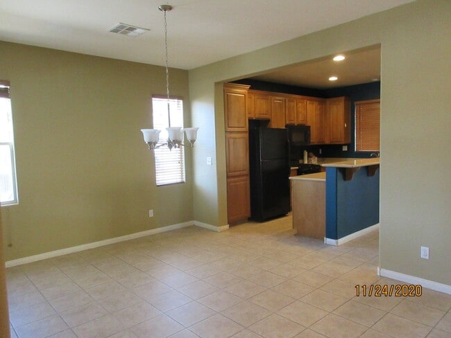 Foto del edificio - 2 Story, 3 BR, 2.5 BA Centennial Hill Area